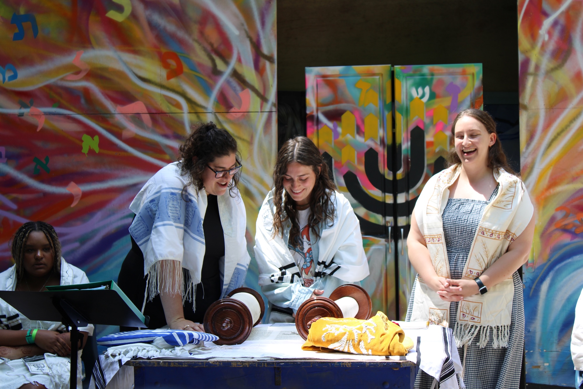 קבוצת אנשים מחייכים בחוץ