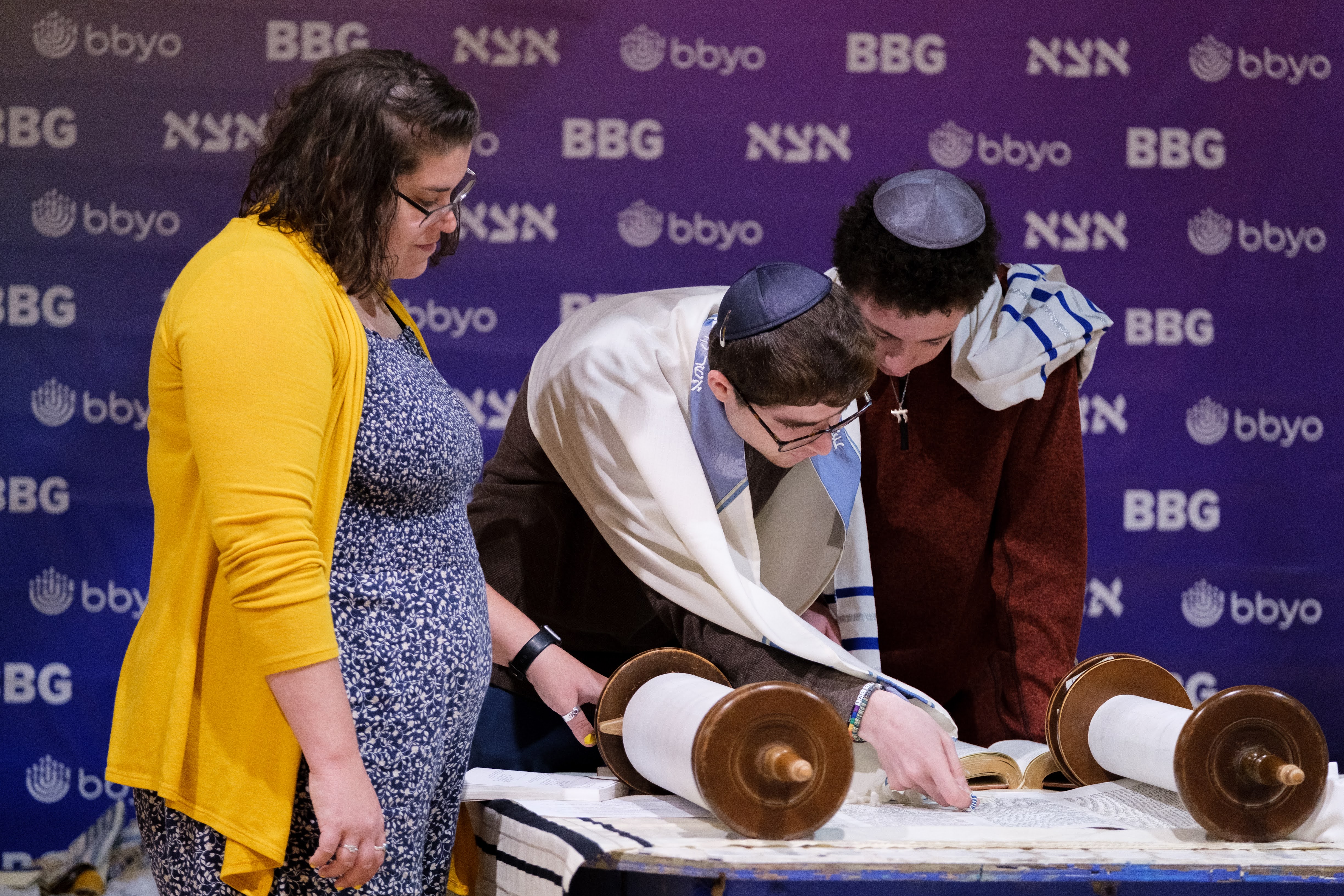 קבוצת אנשים חוגגת על הבמה