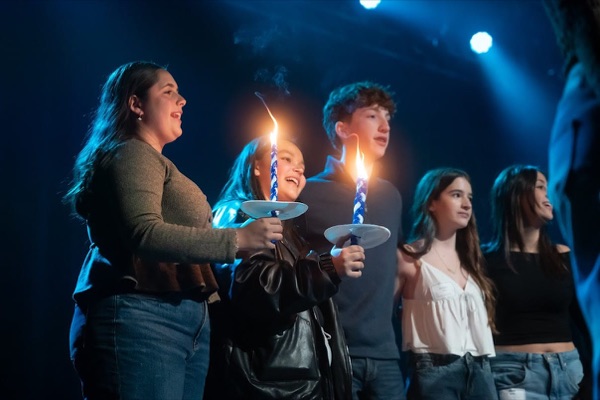 חגיגות BBYO עם קונפטי, אורות וקהל רב של משתתפים