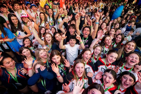חגיגות BBYO עם קונפטי, אורות וקהל רב של משתתפים