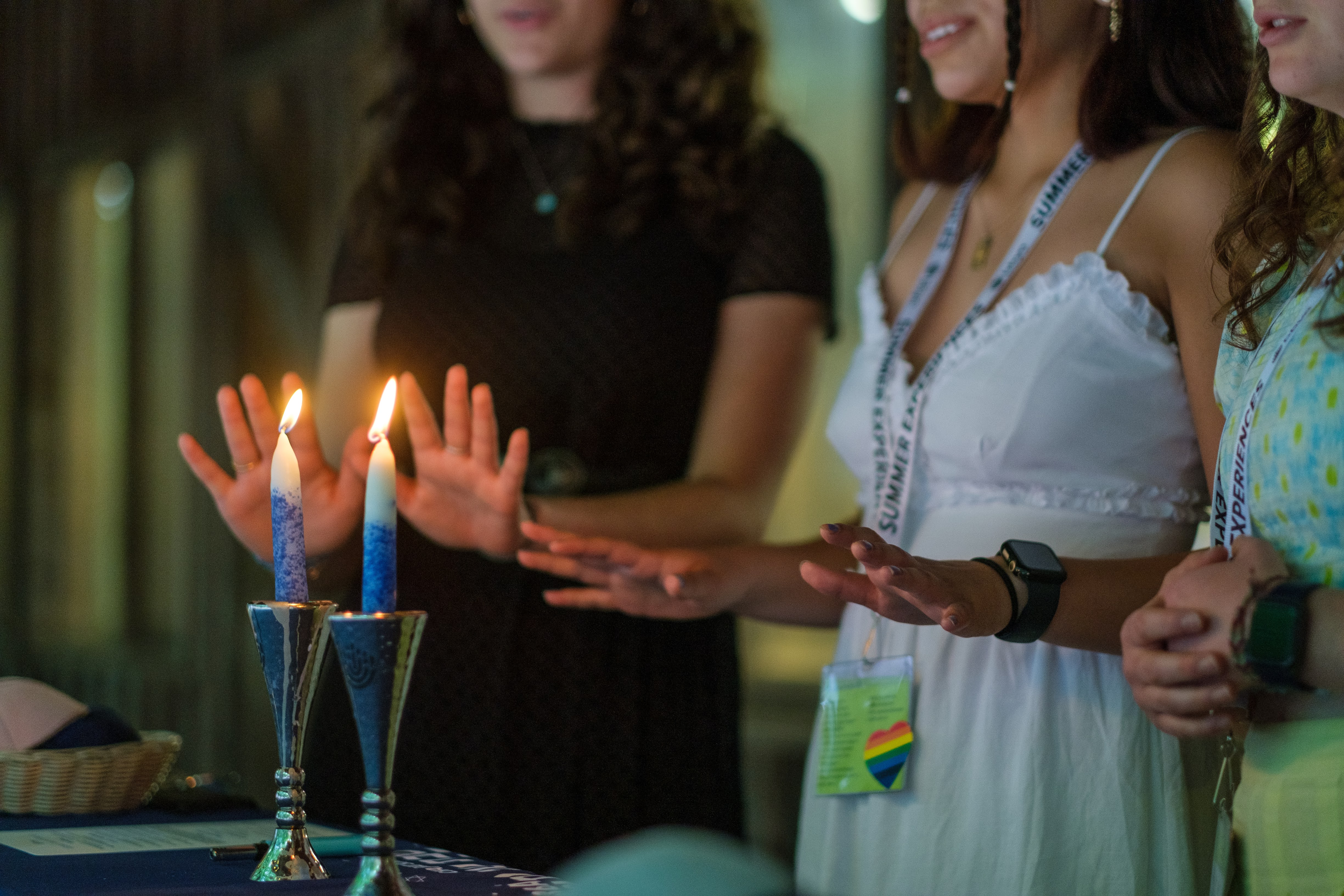 קבוצת אנשים חוגגת על הבמה