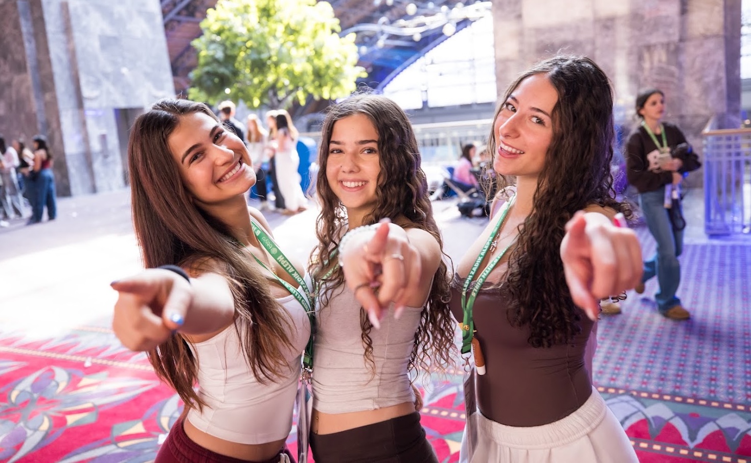 קבוצה של צעירים ממגוון רקעים מחייכים באירוע קהילתי