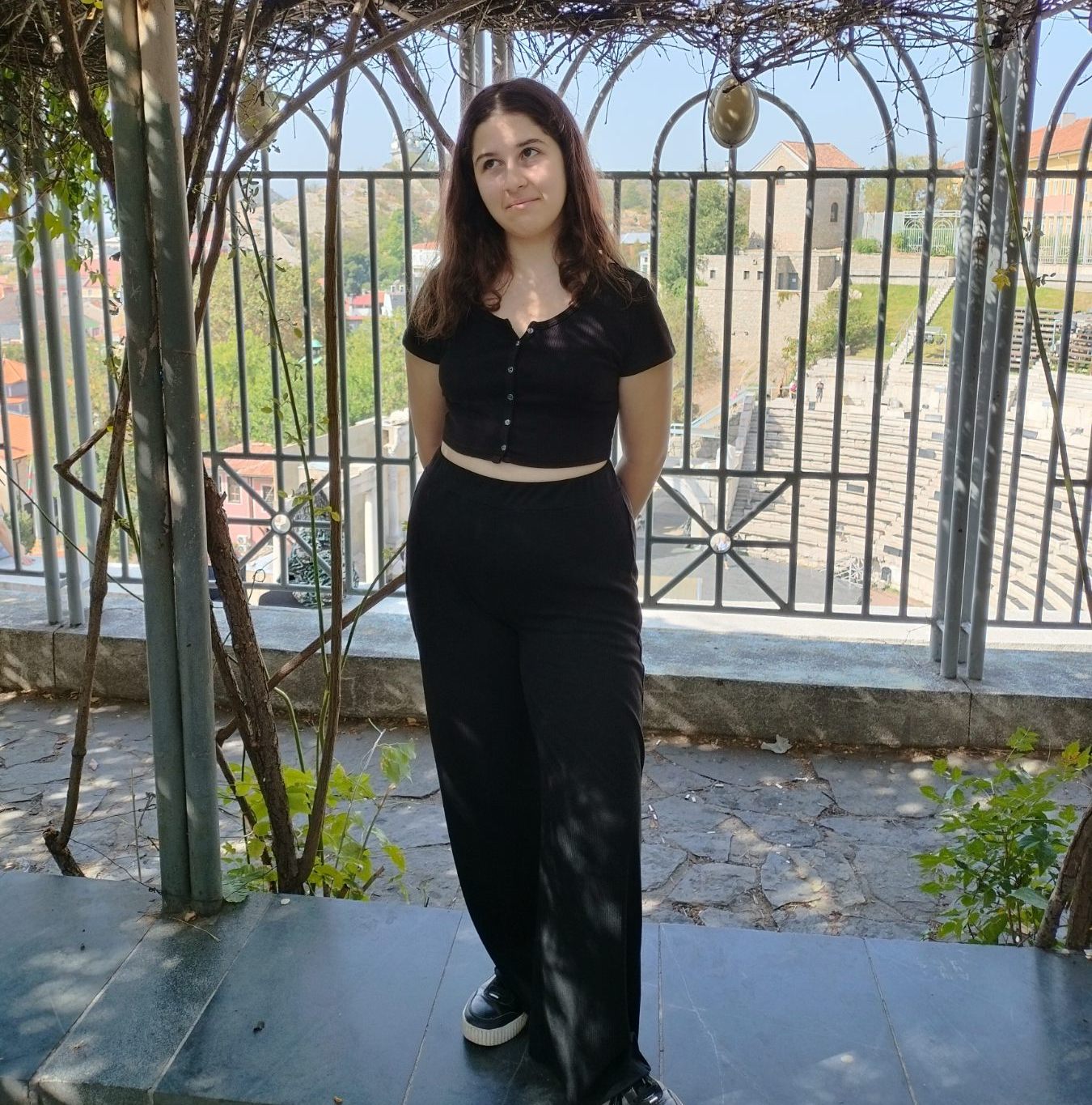 קבוצה מגוונת של צעירים קופצים מרוב התרגשות בגן ירוק ושופע במהלך אירוע קהילתי.