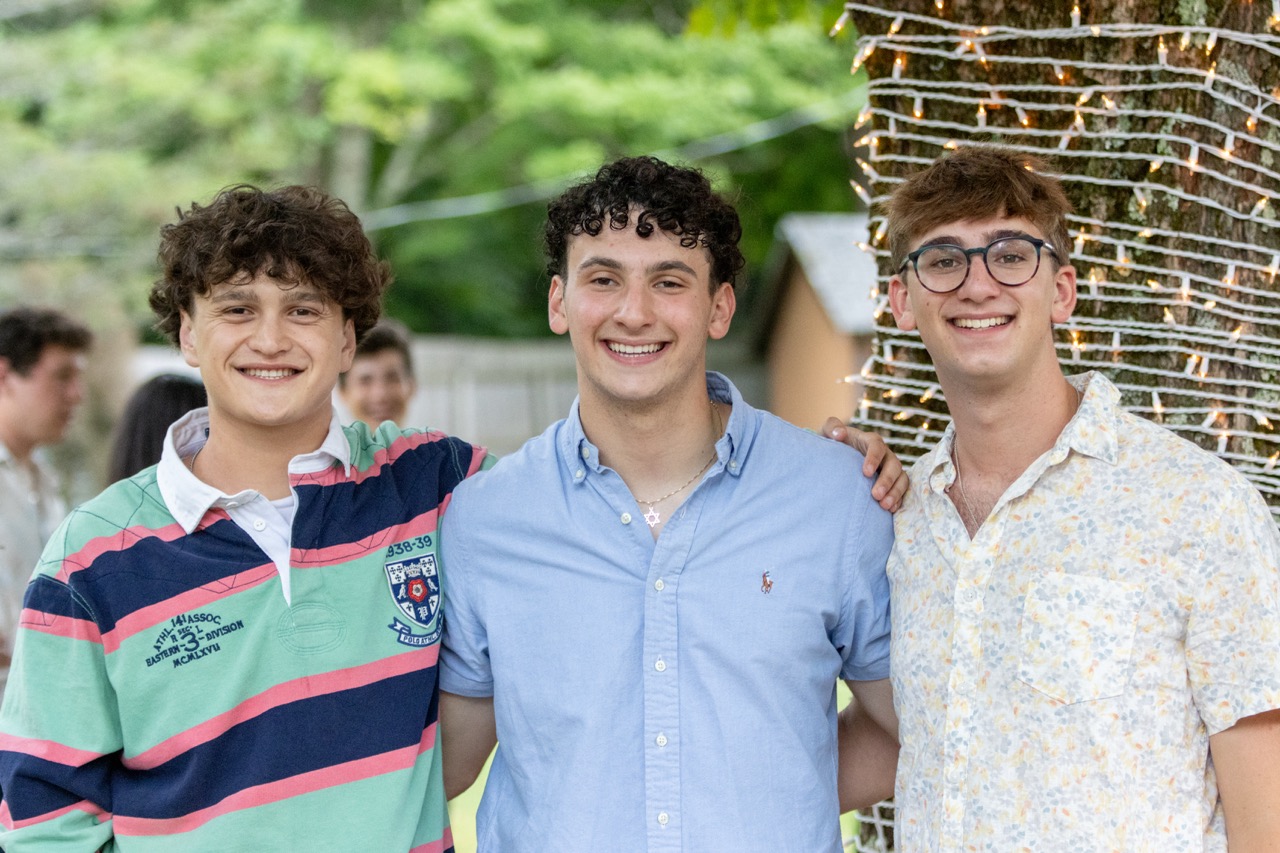 קבוצת אנשים חוגגת על הבמה