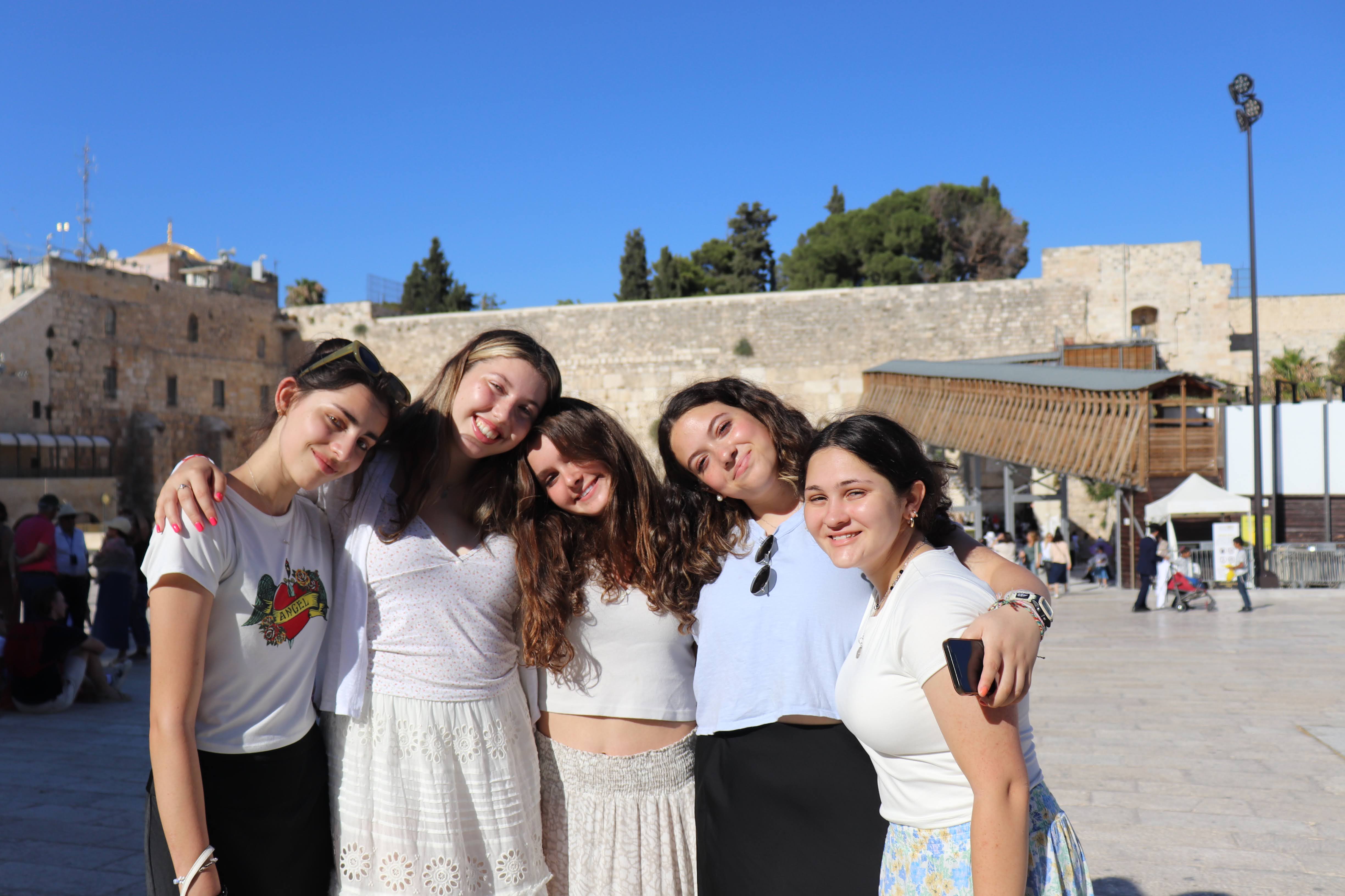 קבוצת אנשים חוגגת על הבמה