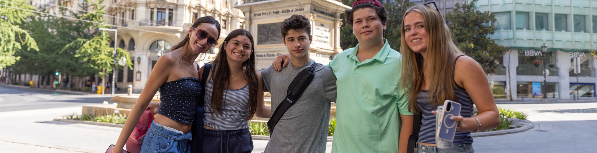 קבוצה של צעירים ממגוון רקעים מחייכים באירוע קהילתי