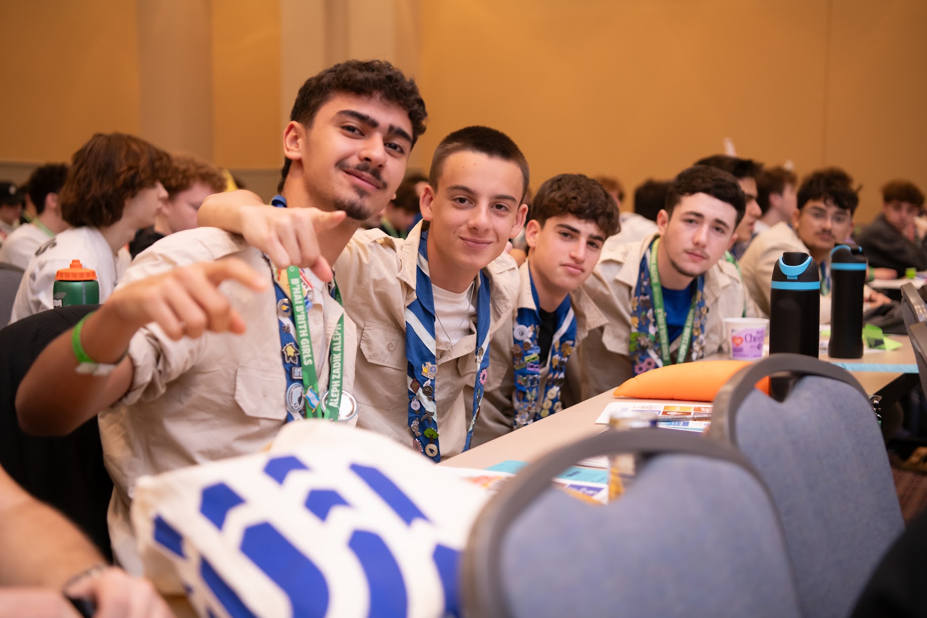 קבוצת אנשים מחייכים בחוץ