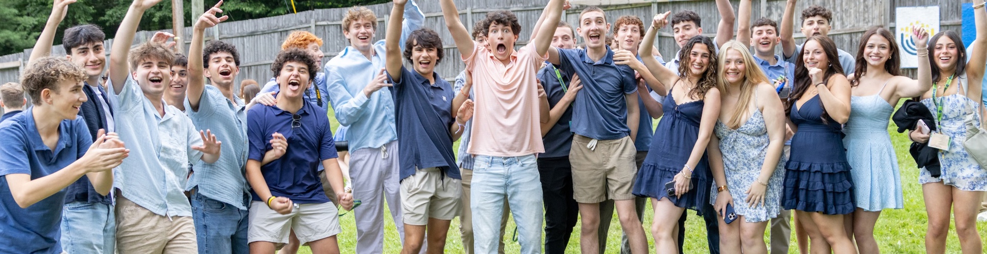 קבוצה של צעירים ממגוון רקעים מחייכים באירוע קהילתי
