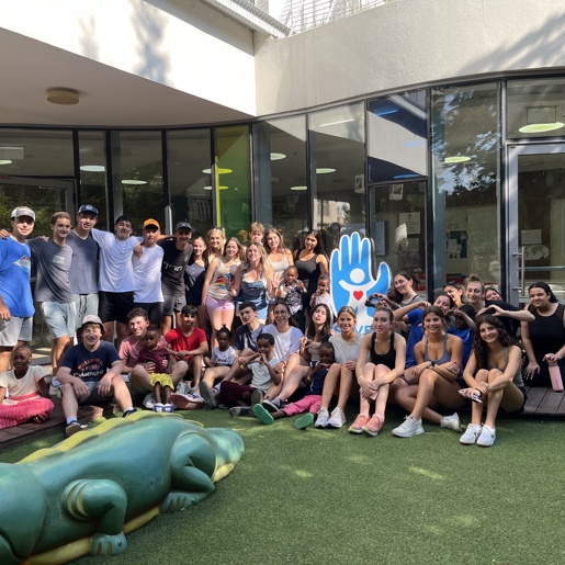 שלושה חברים יושבים בערסל