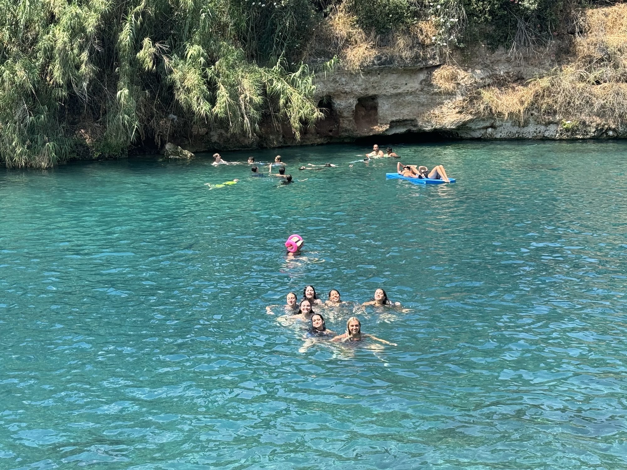קבוצת אנשים מחייכים בחוץ