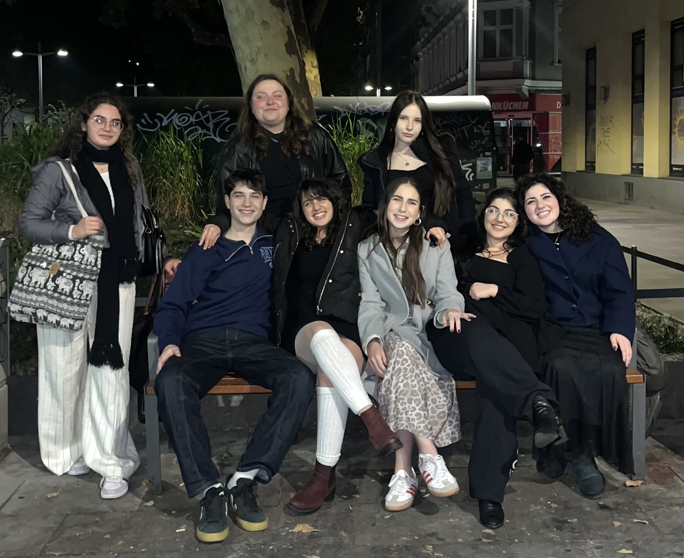 קבוצת אנשים חוגגת על הבמה