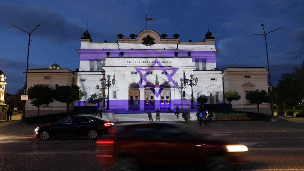 קבוצת אנשים חוגגת על הבמה