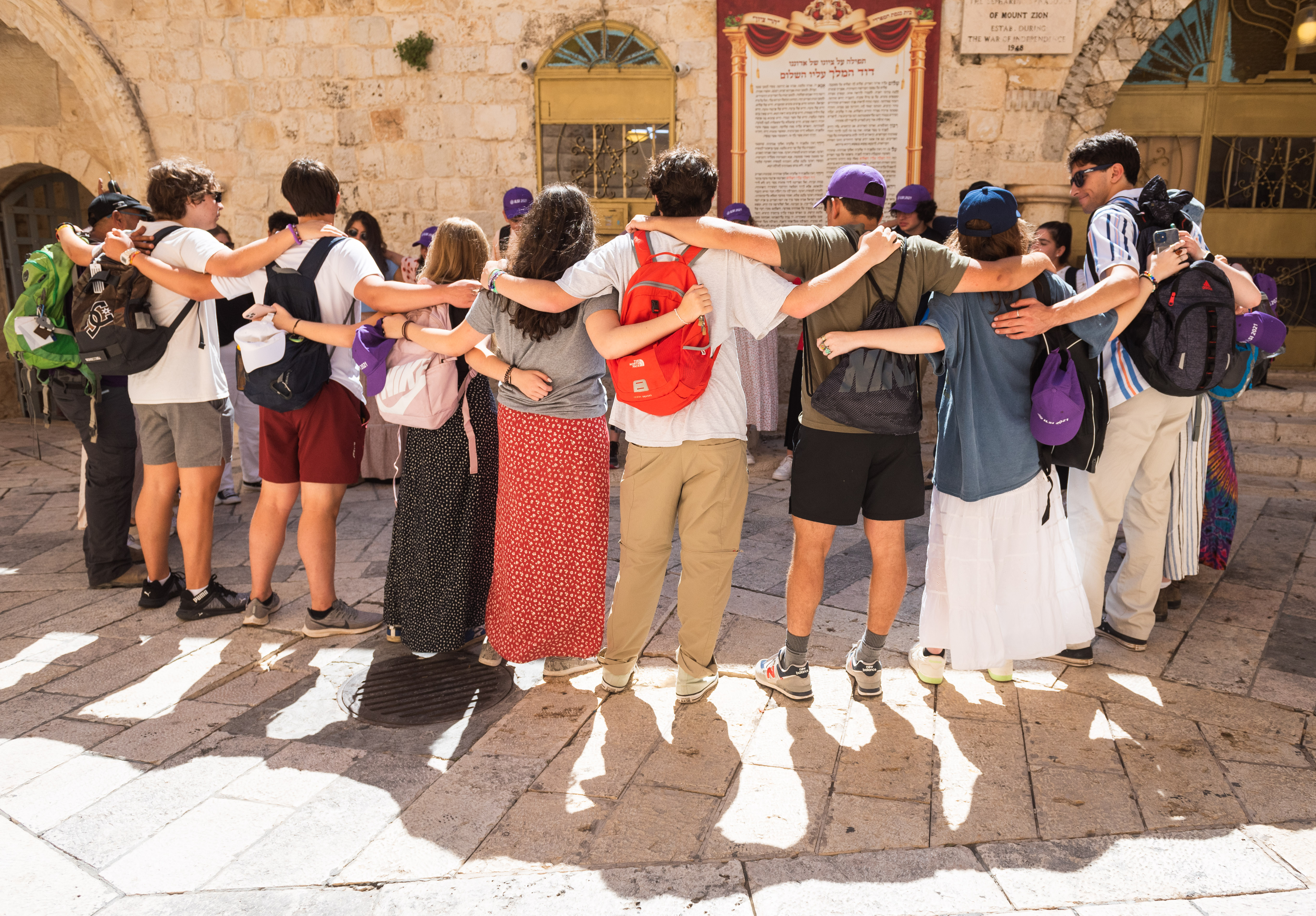 קבוצת אנשים חוגגת על הבמה