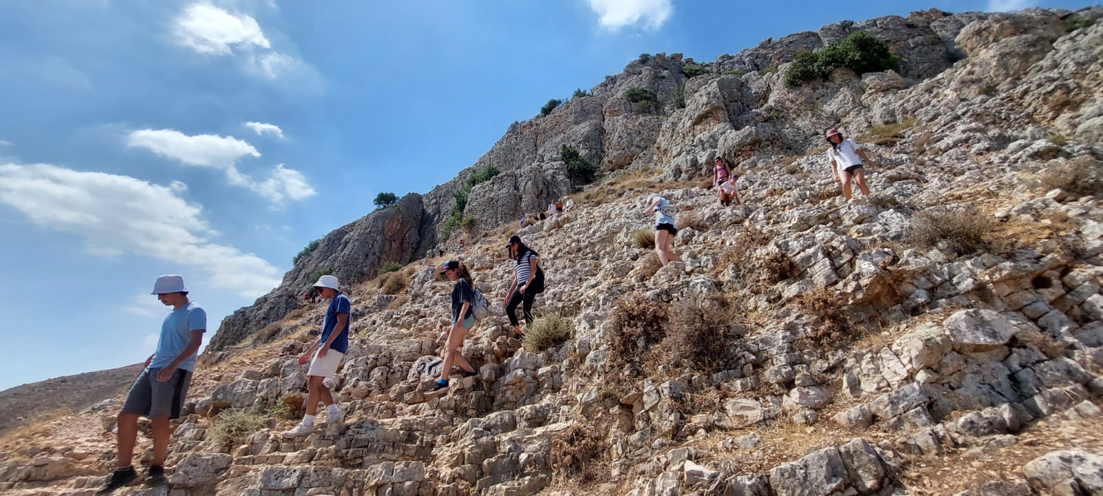 קבוצת אנשים חוגגת על הבמה