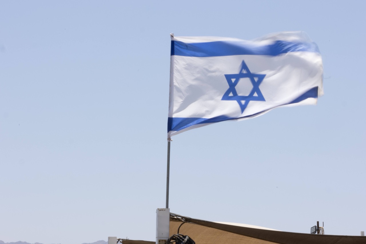 קבוצת אנשים חוגגת על הבמה