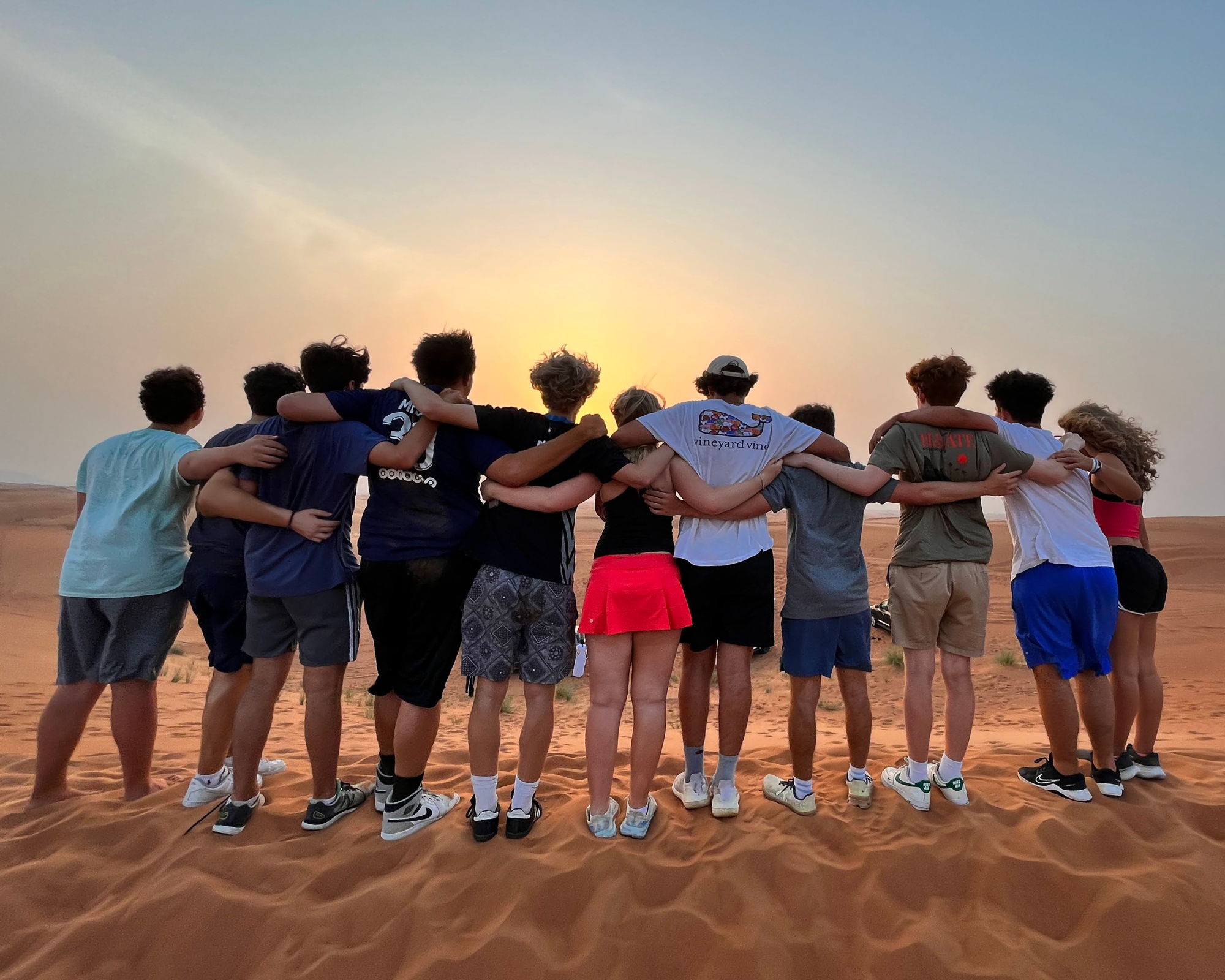 קבוצת אנשים חוגגת על הבמה
