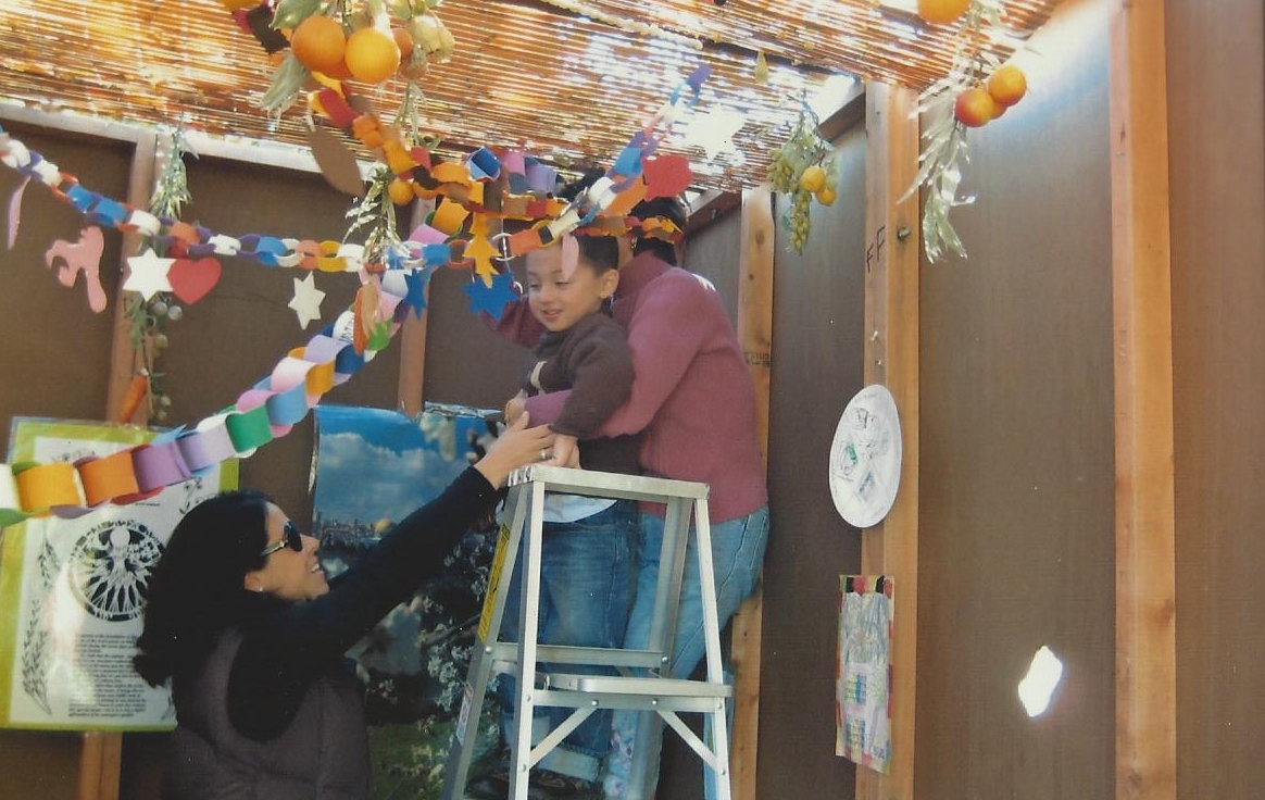 קבוצת אנשים חוגגת על הבמה