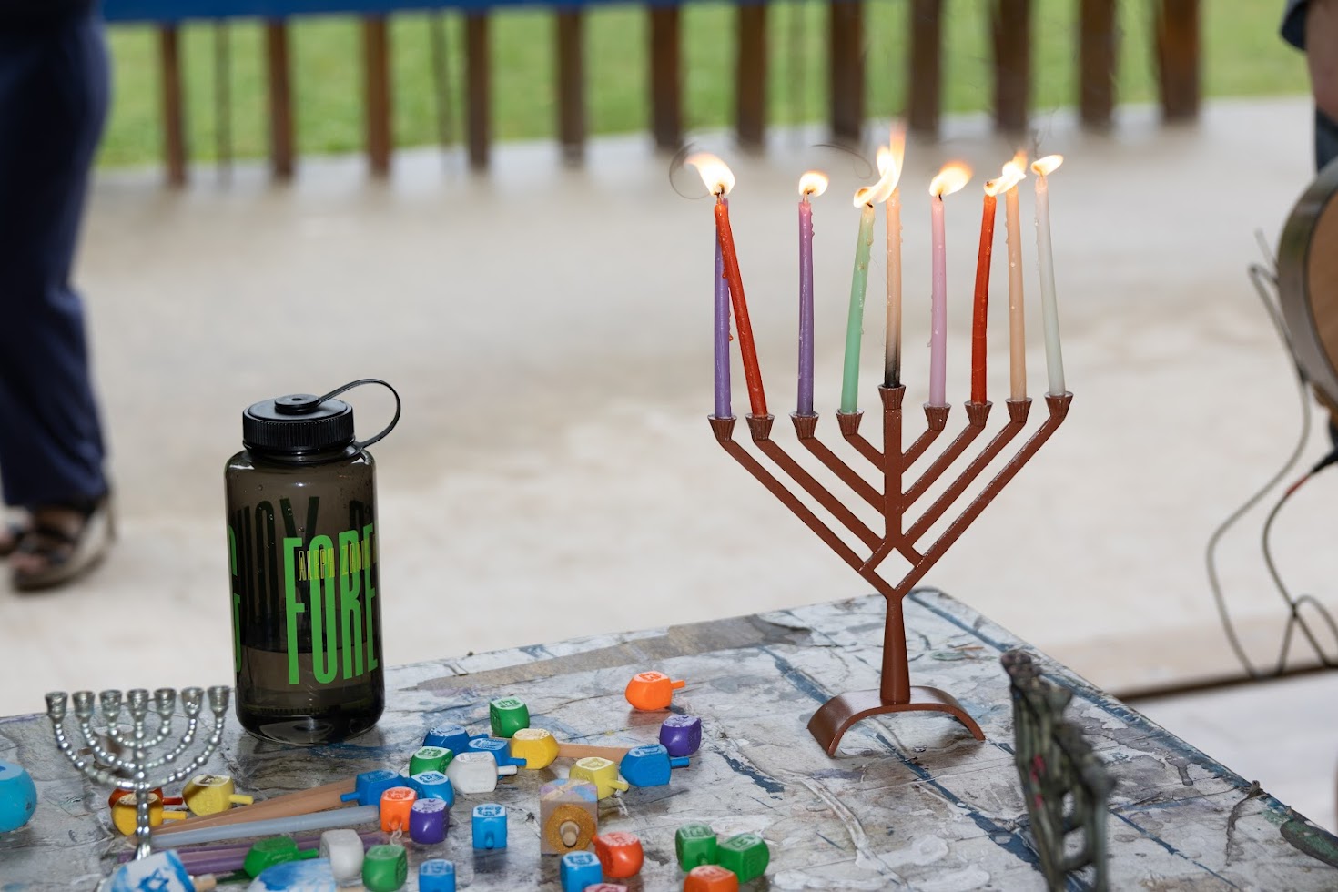 קבוצת אנשים חוגגת על הבמה