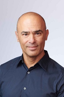 קבוצת אנשים חוגגת על הבמה