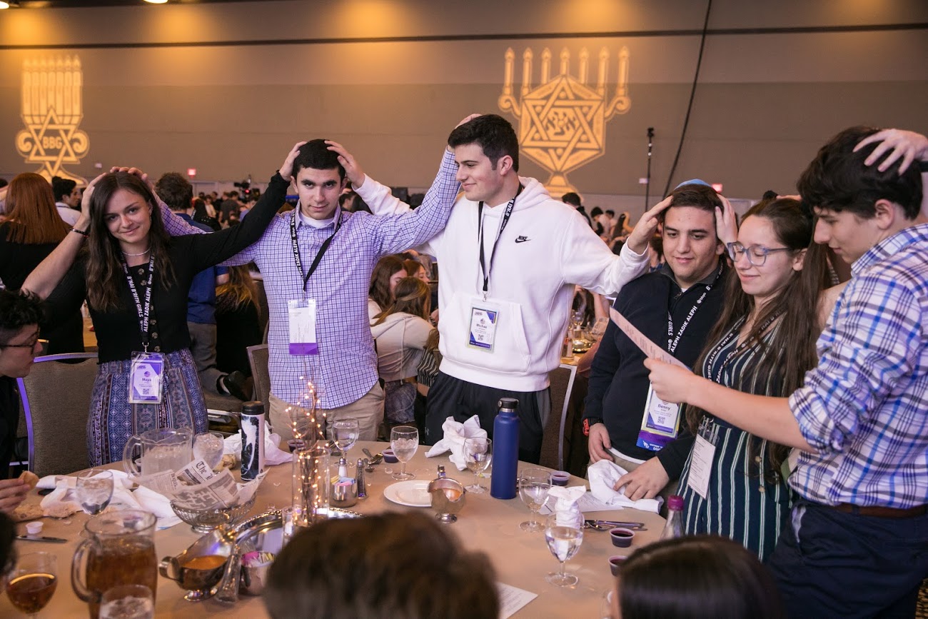 קבוצת אנשים חוגגת על הבמה