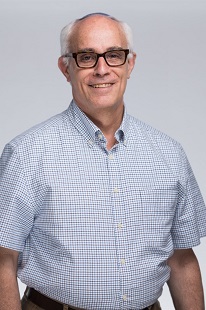 קבוצת אנשים חוגגת על הבמה