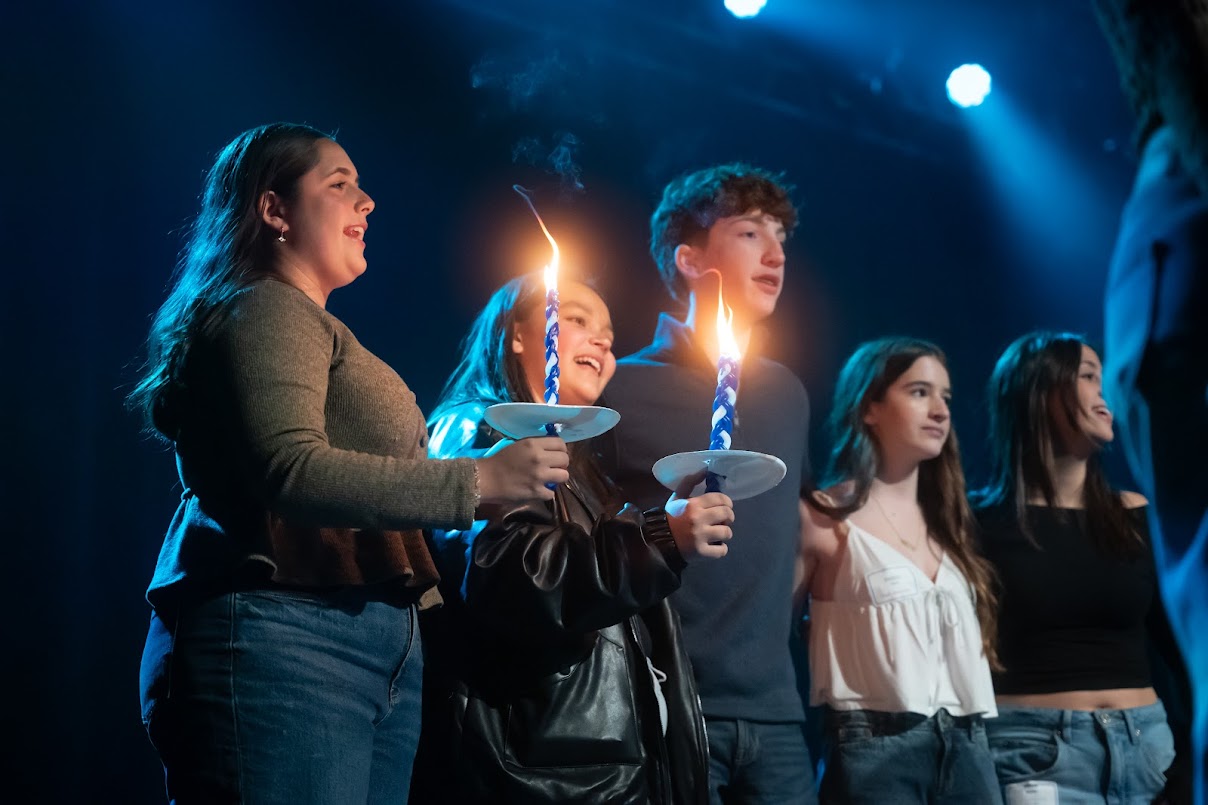 חגיגות BBYO עם קונפטי, אורות וקהל רב של משתתפים