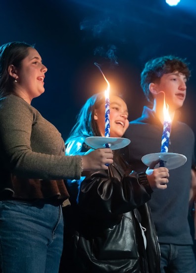 חגיגות המאה של BBYO עם קונפטי, אורות וקהל רב של משתתפים