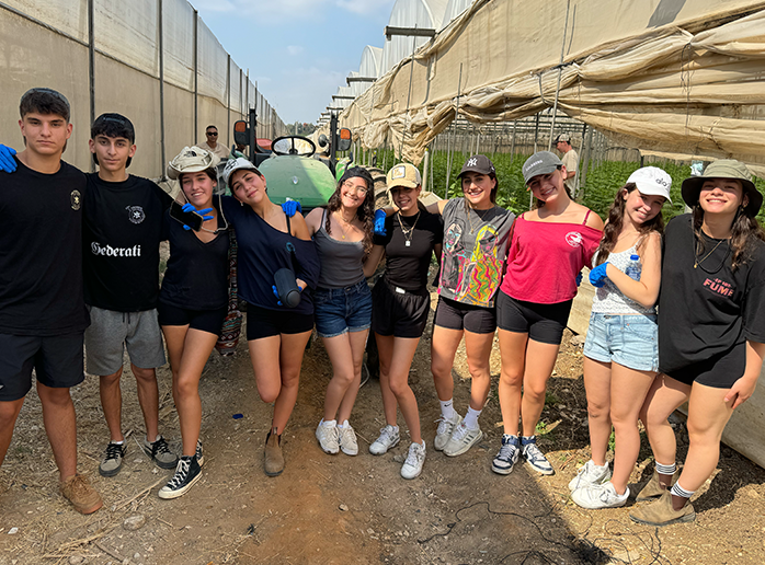 קבוצת אנשים מחייכים בחוץ