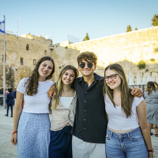 שלושה חברים יושבים בערסל