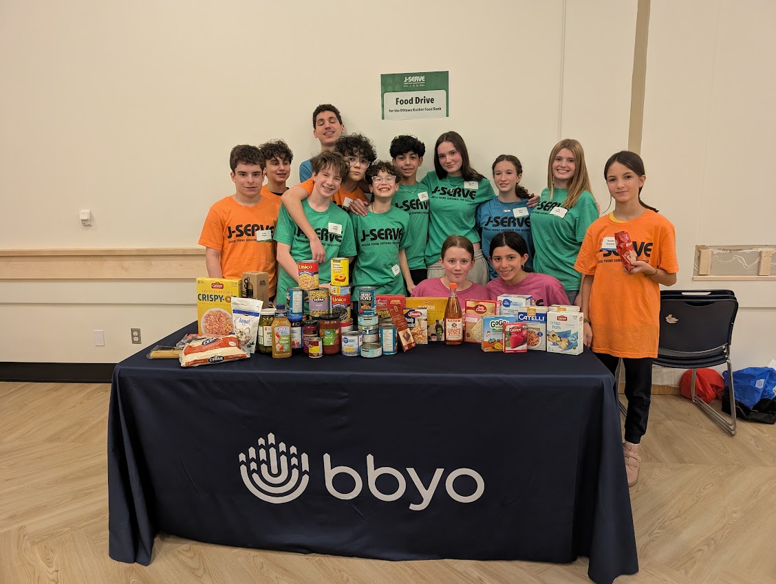 קבוצה של צעירים ממגוון רקעים מחייכים באירוע קהילתי