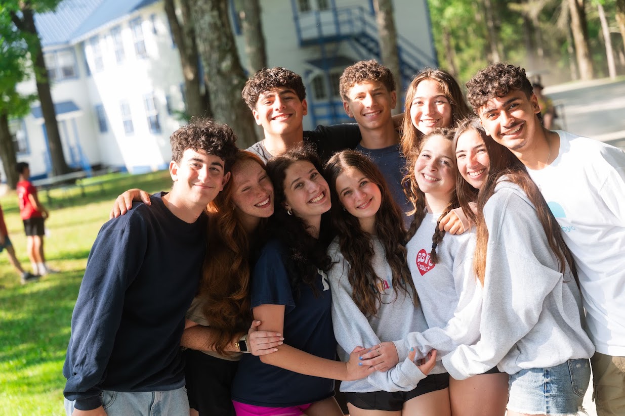 קבוצה של צעירים ממגוון רקעים מחייכים באירוע קהילתי