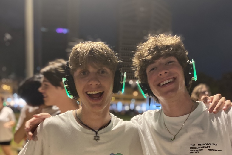 קבוצת אנשים מחייכים בחוץ