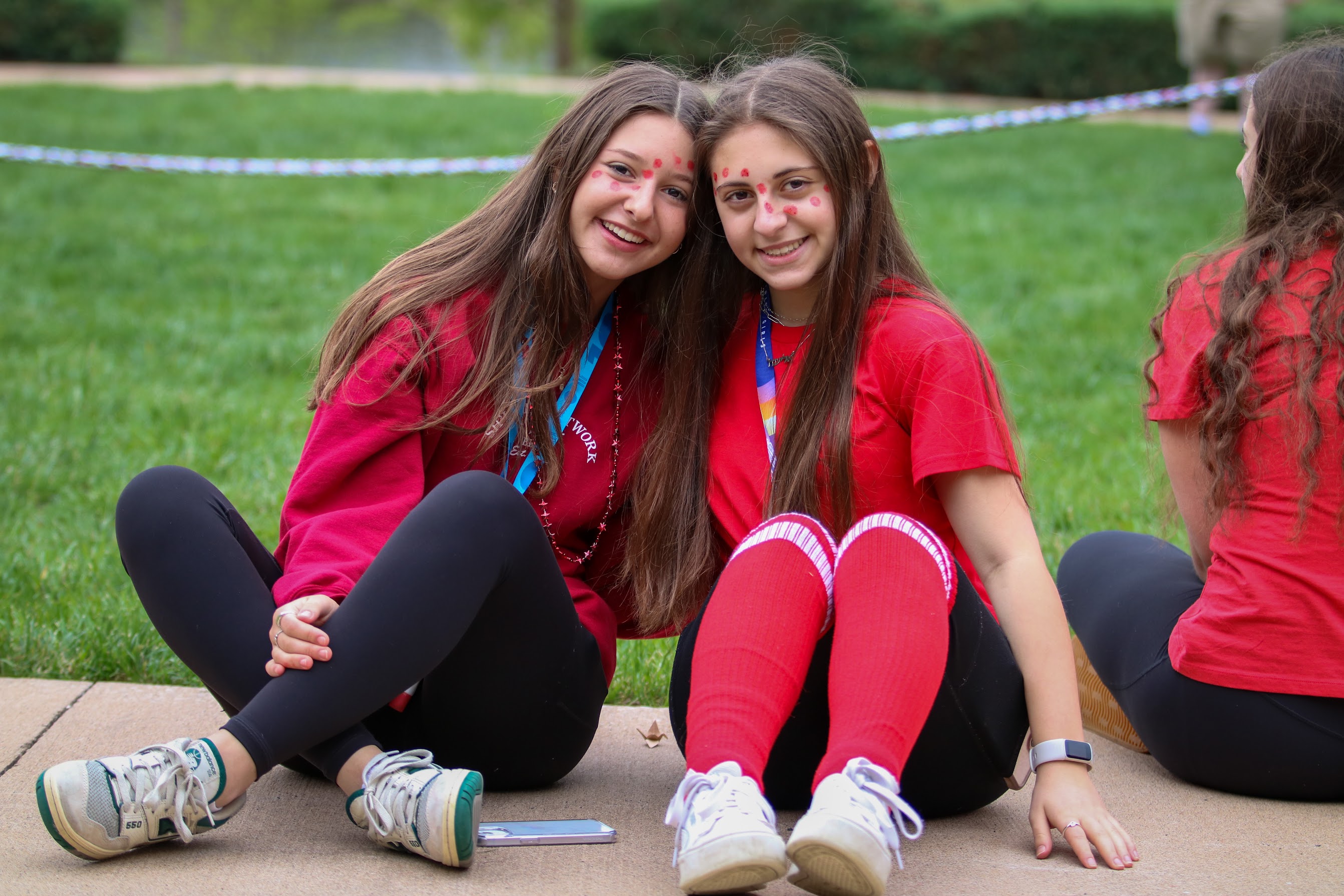 קהל מגוון של אנשים החוגגים בהופעה, מרימים ידיים ומריעים.