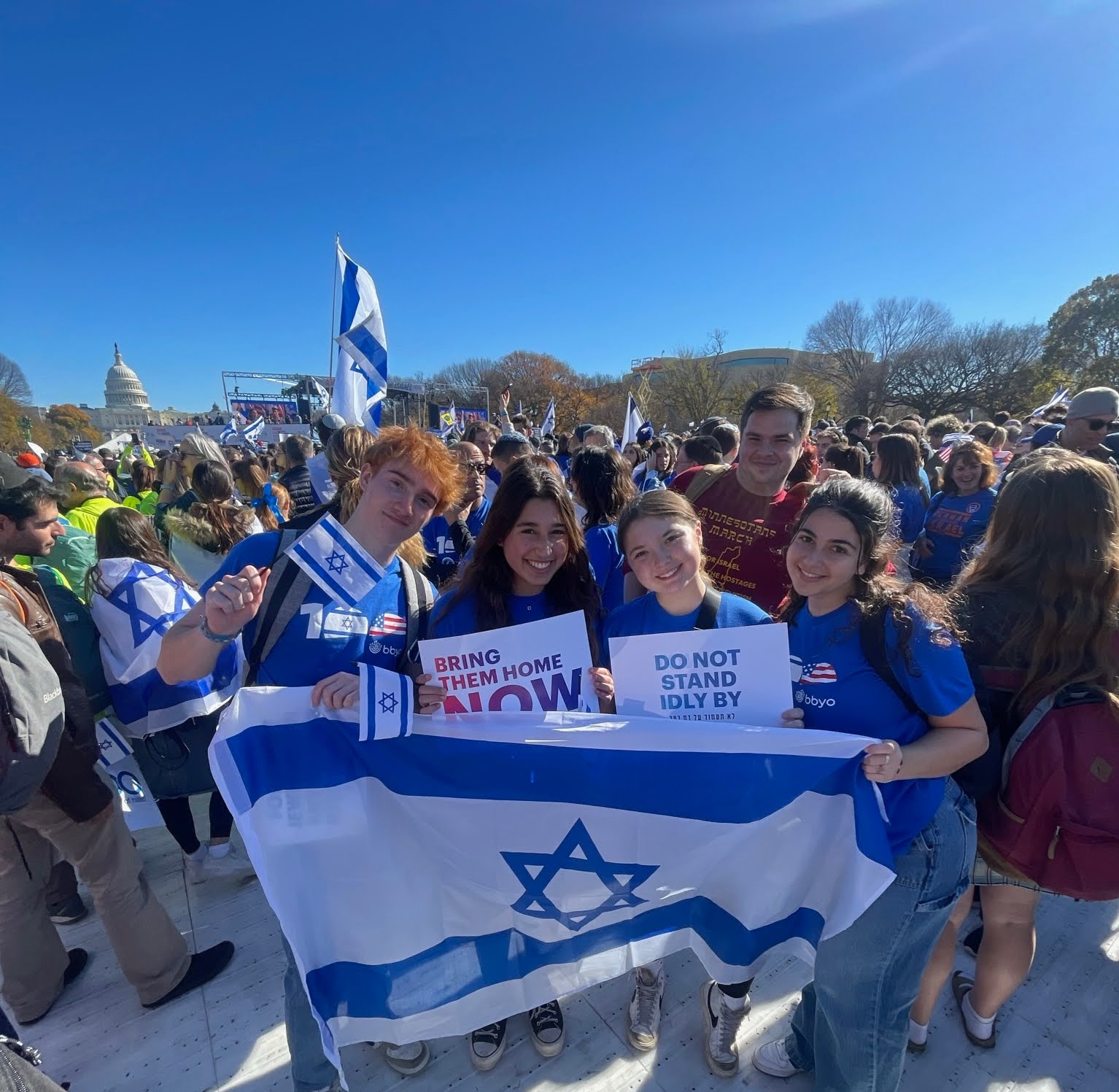 קבוצת אנשים חוגגת על הבמה