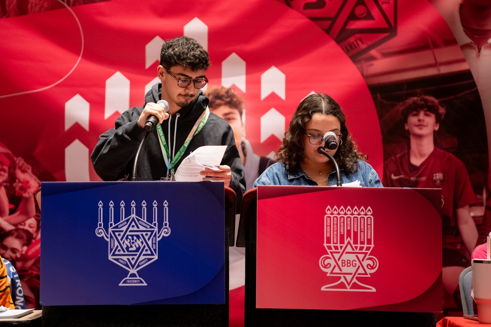 שלושה חברים יושבים בערסל