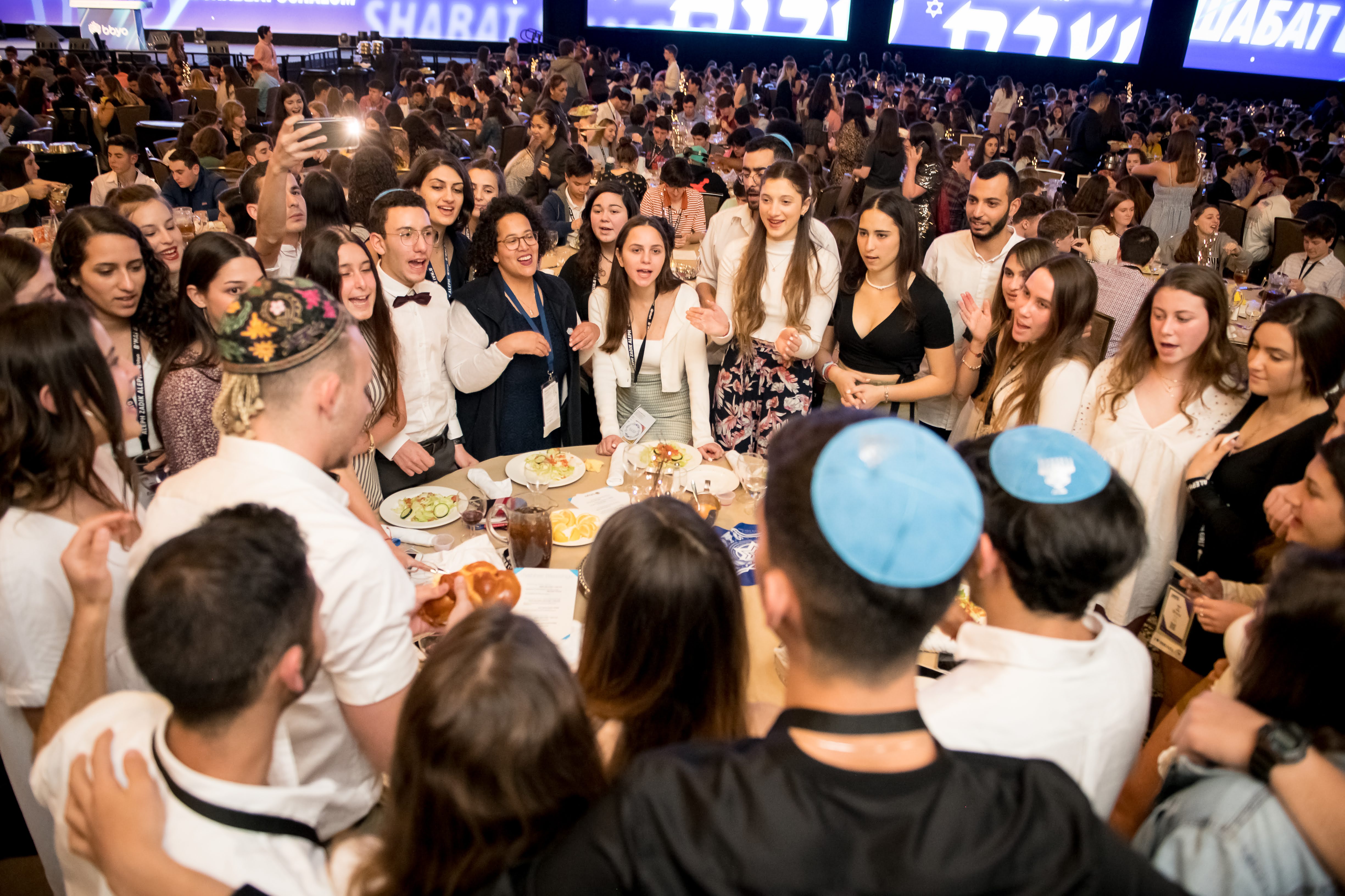 קבוצת אנשים חוגגת על הבמה