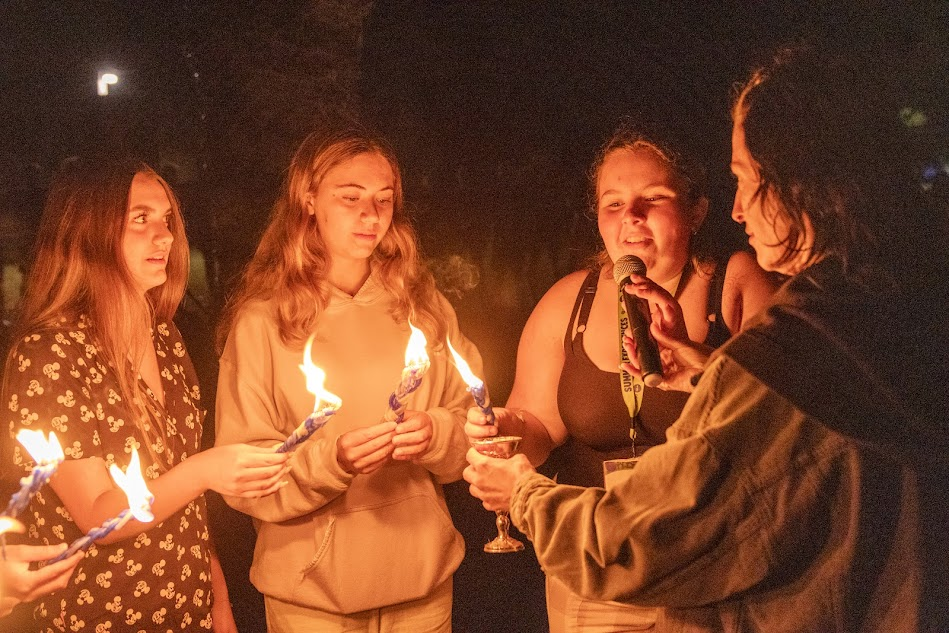 קבוצת אנשים חוגגת על הבמה