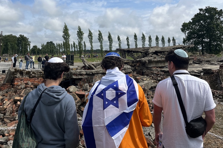 קבוצת אנשים מחייכים בחוץ