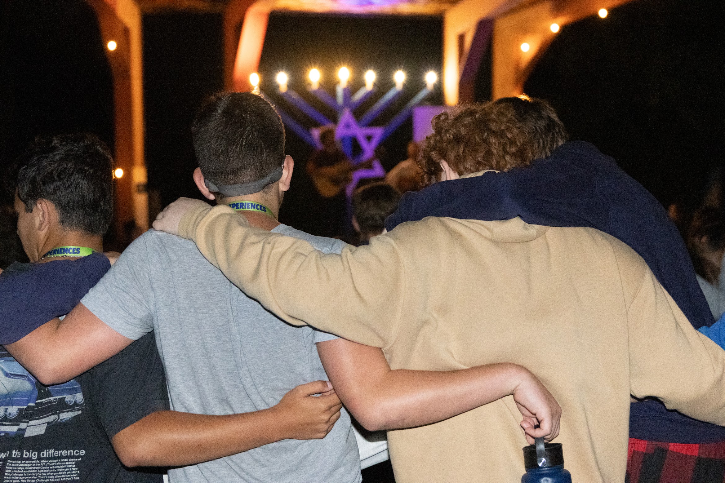 קבוצת אנשים חוגגת על הבמה