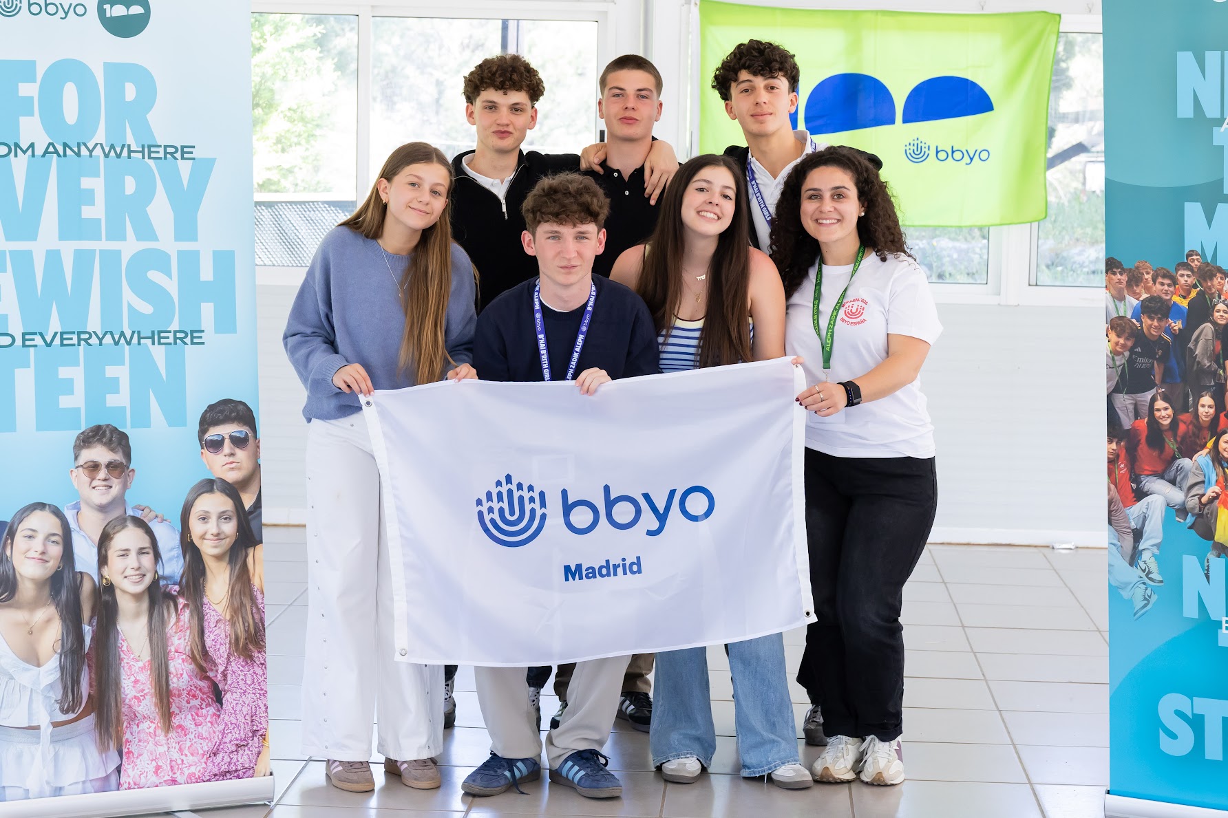 שלושה חברים יושבים בערסל