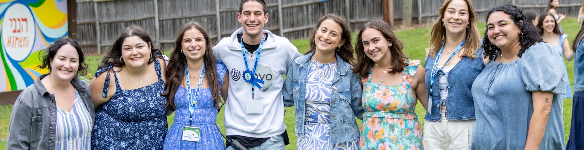 קבוצה של צעירים ממגוון רקעים מחייכים באירוע קהילתי