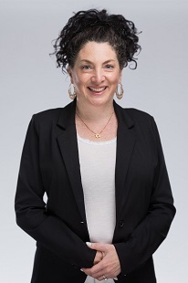קבוצת אנשים חוגגת על הבמה