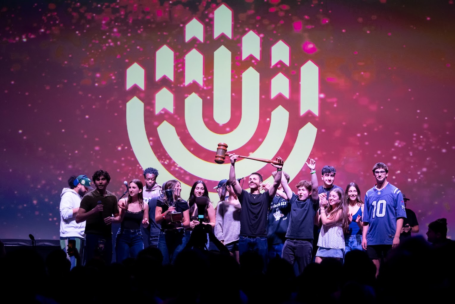 קבוצה של צעירים ממגוון רקעים מחייכים באירוע קהילתי