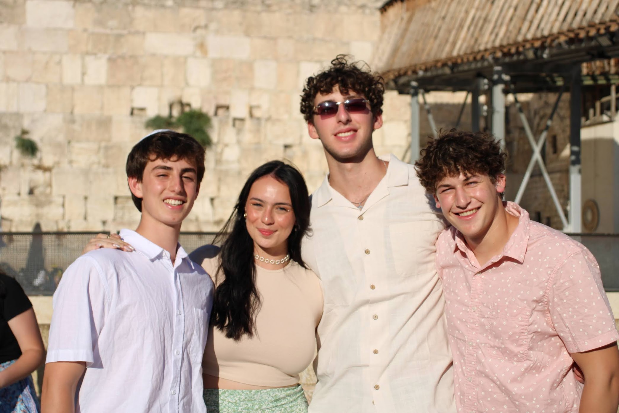 קבוצת אנשים חוגגת על הבמה