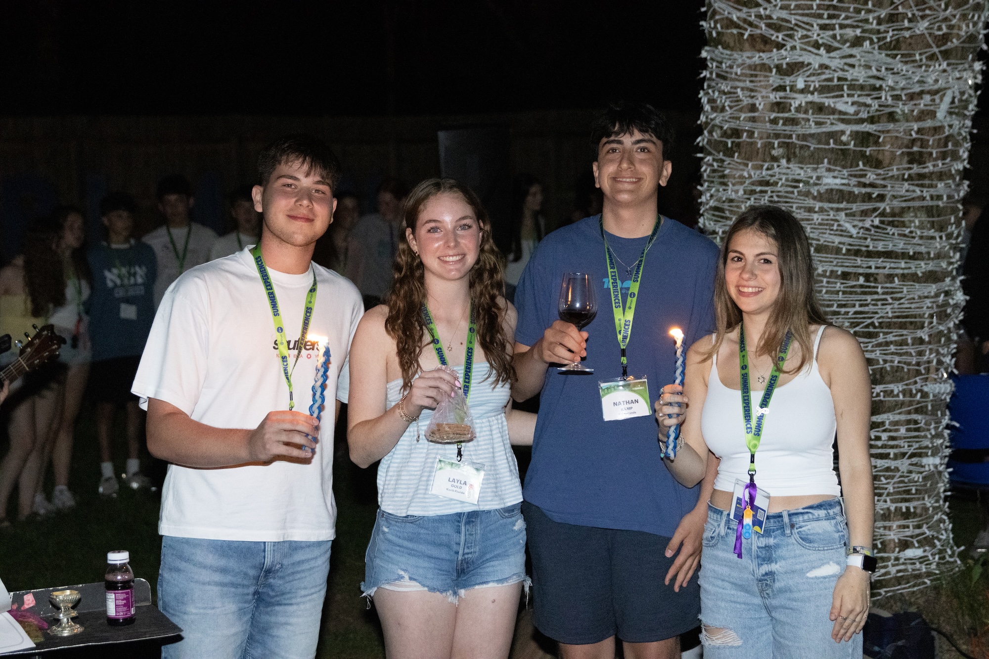 קבוצת אנשים מחייכים בחוץ