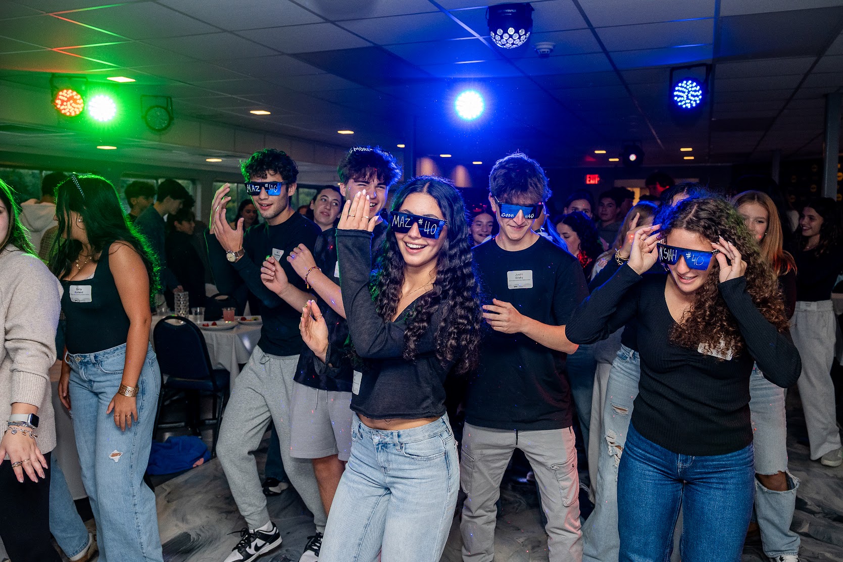 קבוצה של צעירים ממגוון רקעים מחייכים באירוע קהילתי