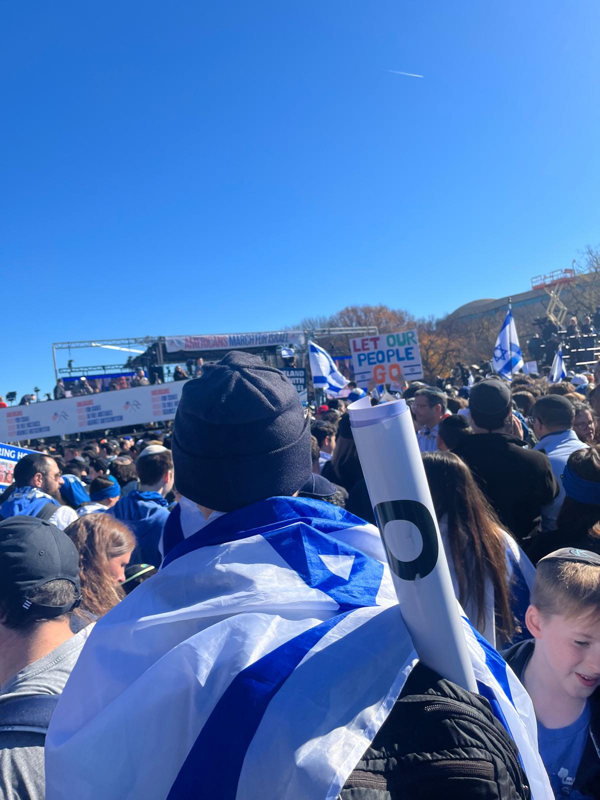 קבוצת אנשים חוגגת על הבמה