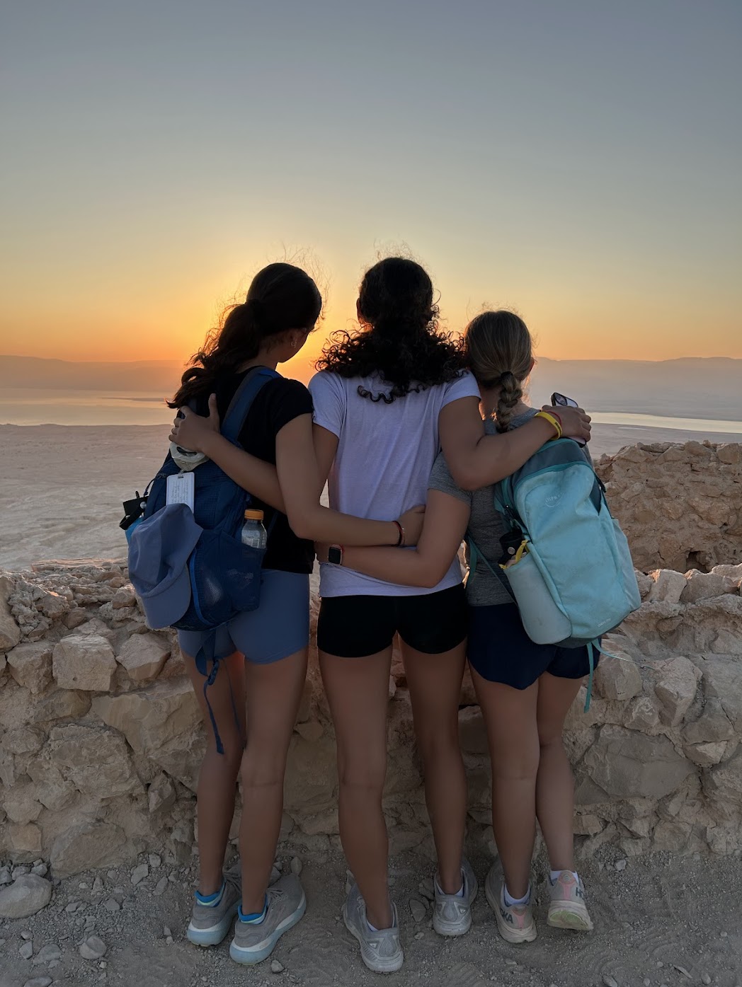 קבוצת אנשים חוגגת על הבמה